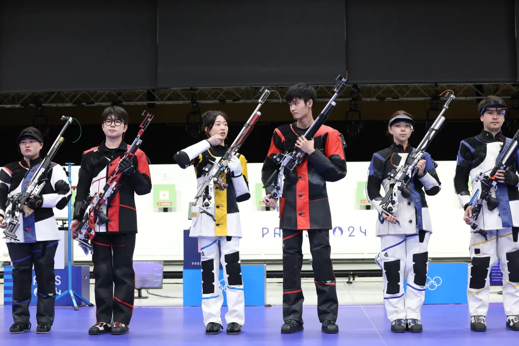 चीन ने पेरिस ओलंपिक 2024 में जीता अपना पहला गोल्ड मेडल, मिक्स्ड टीम एयर राइफल शूटिंग में लहराया परचम China wins the first gold medal of the Paris Olympics 2024 in 10 meter mixed team air rifle shooting