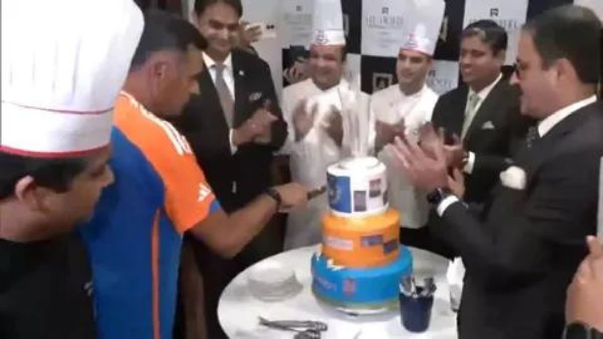 Team India cut special cake in the hotel