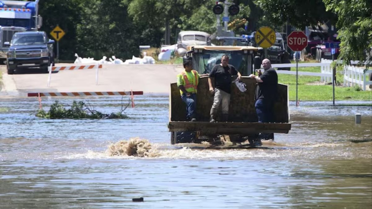 T20 World Cup 2024: टी 20 विश्व कप ट्रॉफी के साथ बारबाडोस में फंसी टीम इंडिया, नहीं लौट पा रही है अपने घर barbados hurricane