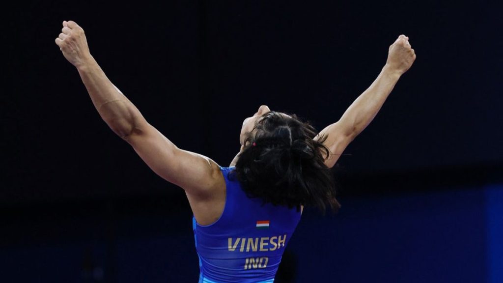 Vinesh Phogat: भारत को लगा बड़ा झटका, विनेश फोगाट अयोग्य घोषित, नहीं खेल पाएंगी गोल्ड मेडल मुकाबला