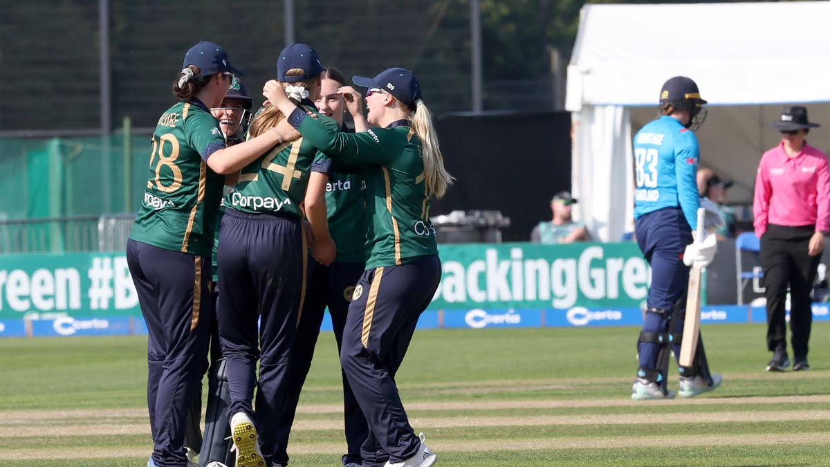 ENG-W vs IRE-W: इंग्लैंड की महिला क्रिकेट टीम ने आयरलैंड की महिला क्रिकेट टीम को 45 रन पर किया ढेर, दर्ज की वनडे की सबसे बड़ी जीत England's women's cricket team defeated Ireland's women's cricket team