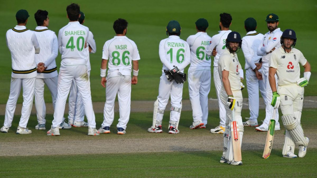 PAK vs ENG Test: पाकिस्तान क्रिकेट बोर्ड को लगा बड़ा झटका, लगातार हार के बाद अहम टेस्ट सीरीज होगी देश से बाहर शिफ्ट england and pakistan cricket team