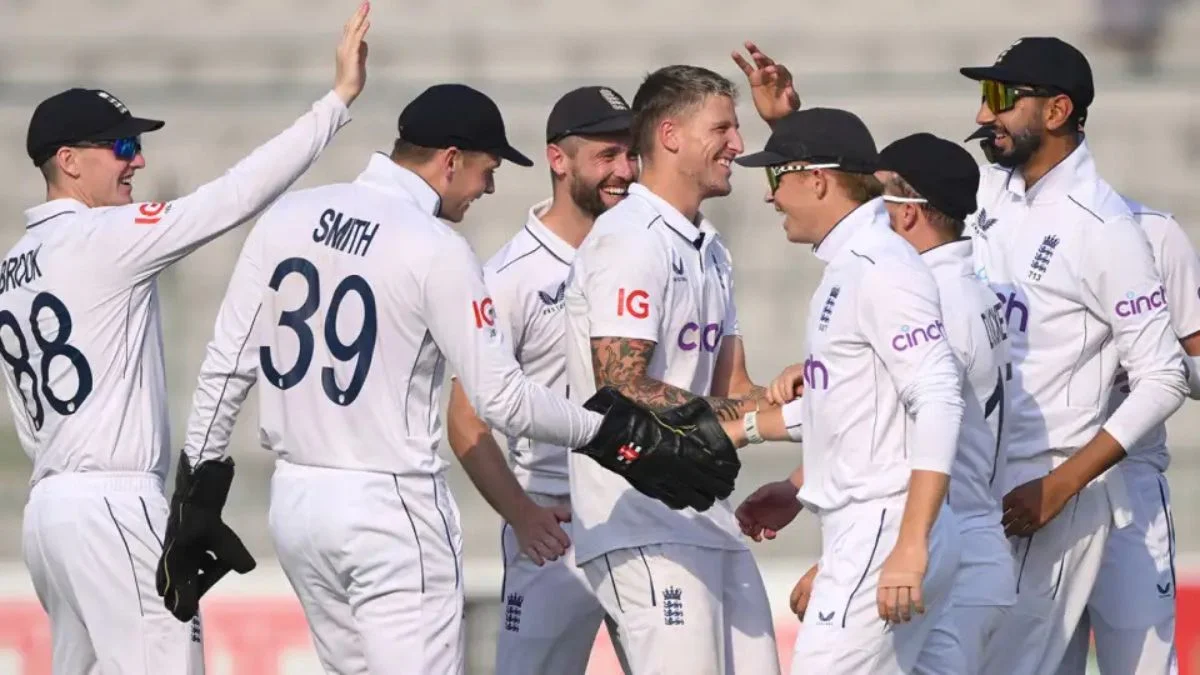 PAK VS ENG: पाकिस्तान पर फिर मंडराया हार का खतरा, इंग्लैंड को जीत के लिए चाहिए सिर्फ इतने रन PAK VS ENG: पाकिस्तान पर फिर मंडराया हार का खतरा, इंग्लैंड को जीत के लिए चाहिए सिर्फ इतने रन