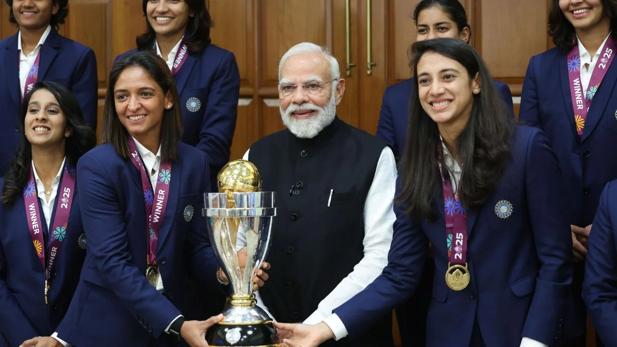 पीएम मोदी से मिलने पहुंचीं भारत की वर्ल्ड कप चैंपियन महिला क्रिकेट टीम, हुआ जोरदार स्वागत Indian Women Team To Meet PM Modi