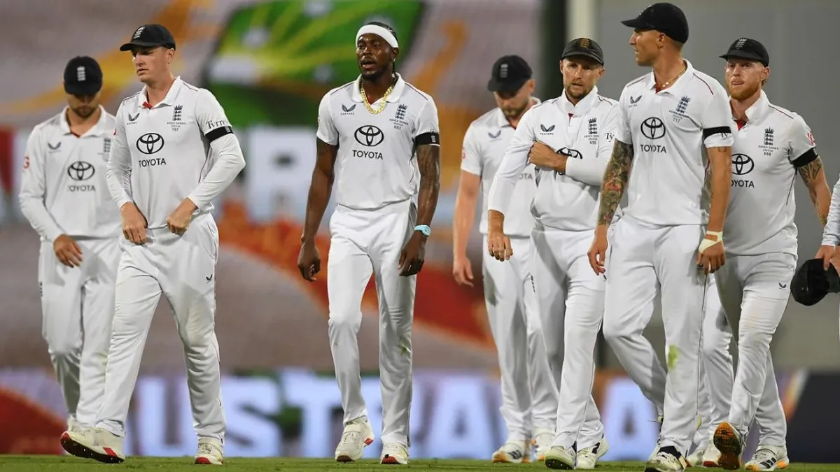 मैच से 2 दिन पहले इंग्लैंड ने किया प्लेइंग 11 का ऐलान, 6 मैचों में 31 विकेट लेने वाले खिलाड़ी को दी गई जगह Ashes 2025-26: England Announced Playing 11 For Adelaide Test