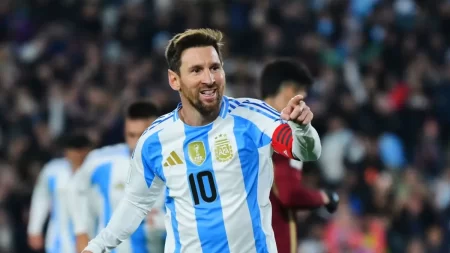 Lionel Messi: सुरक्षा के चलते कोलकाता के लेक टाउन से हटाई गई मेसी की 70 फीट ऊंची प्रतिमा Lionel Messi