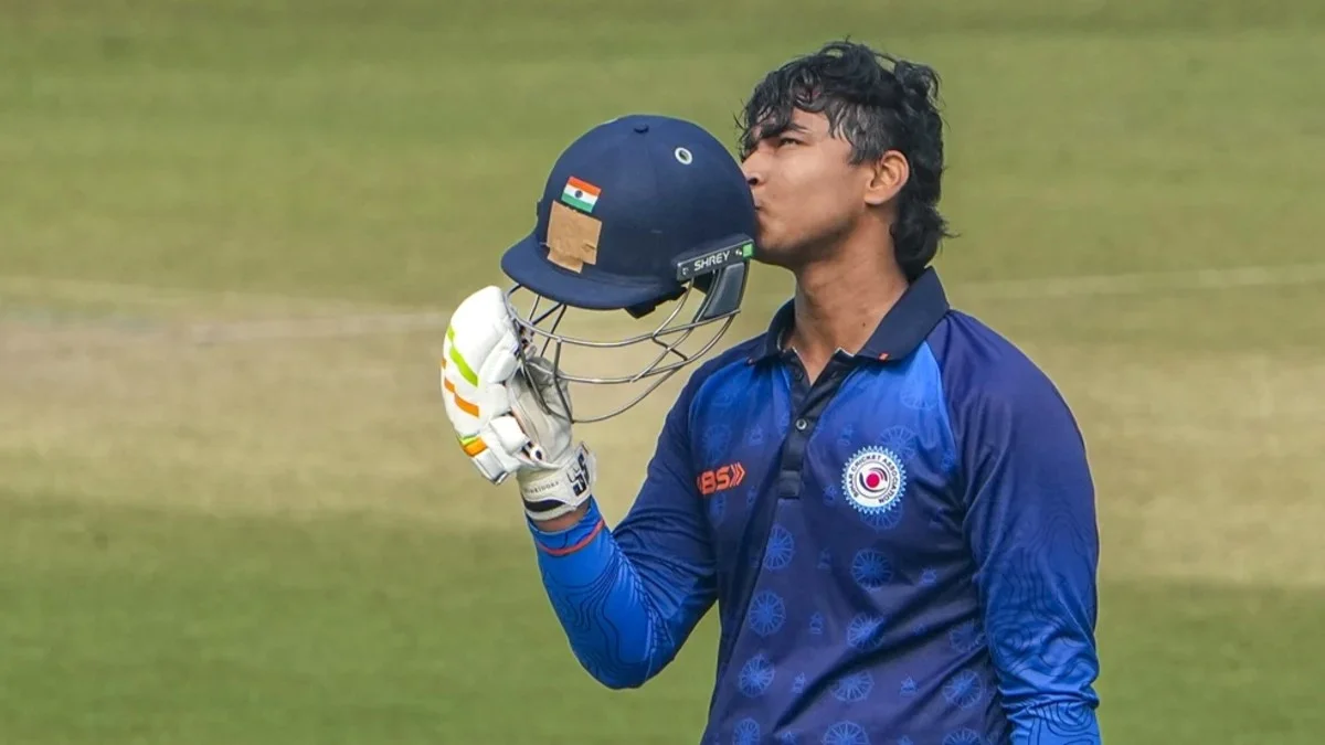 वैभव सूर्यवंशी ने 14 साल की उम्र में तीसरा T20 शतक लगाकर रचा इतिहास, तोड़े कई बड़े रिकॉर्ड Vaibhav Suryavanshi smashed a 58 ball century in SMAT 2025 26 to become the first teenager in world cricket to score three T20 hundreds. His explosive 42 ball 144 with 15 sixes and 11 fours shattered multiple records and stunned the cricket world.