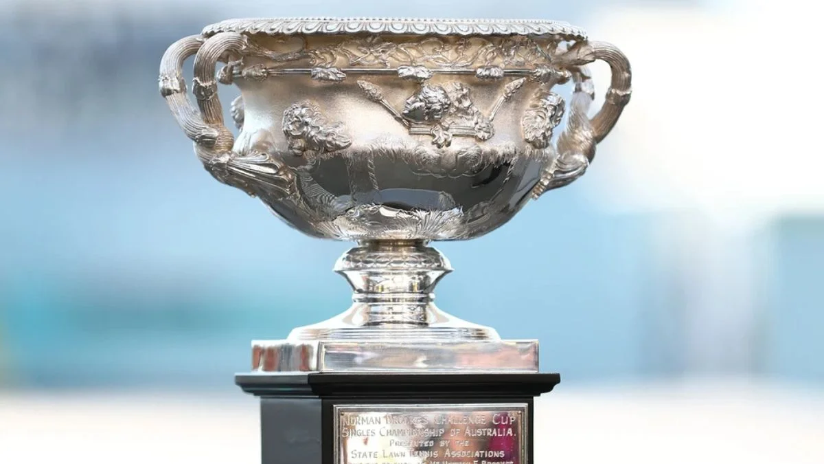 Australian Open की पुरस्कार राशि में हुआ इजाफा, महिला-पुरुष एकल विजेताओं को मिलेगा इतना ईनाम Australian Open trophy