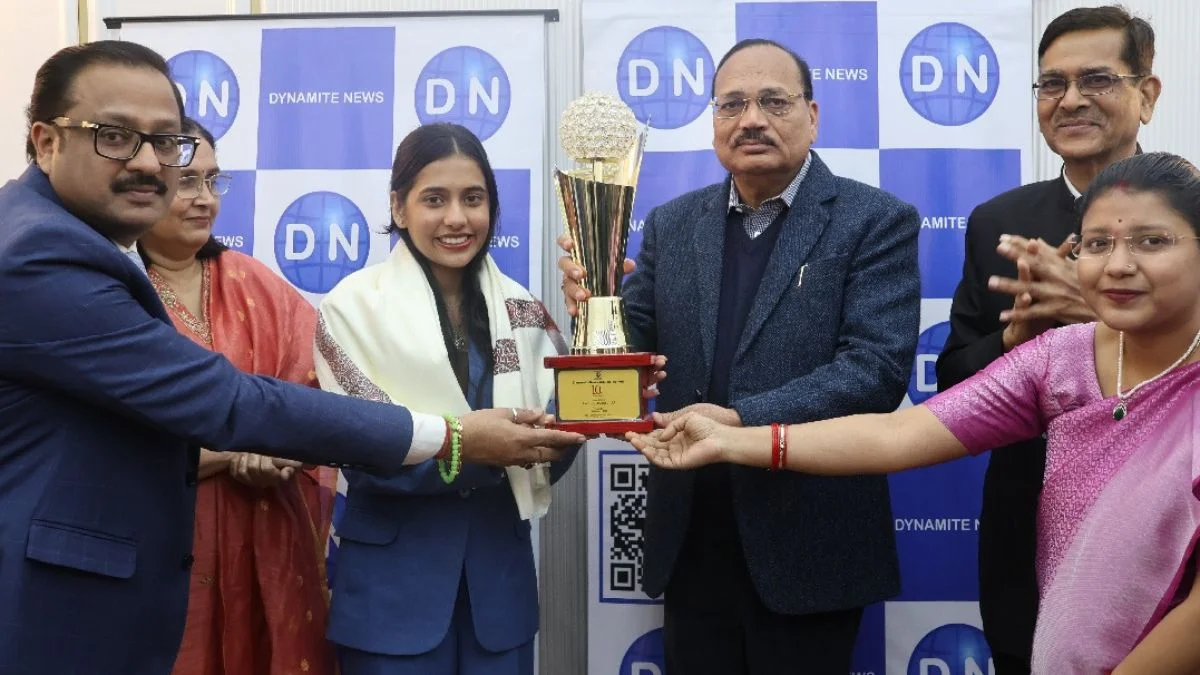 Chess: मुख्य न्यायाधीश सूर्य कांत ने दिव्या देशमुख को किया सम्मानित, कहा- देश को अगली शतरंज उपलब्धि का इंतजार Chief Justice Surya Kant honors Divya Deshmukh