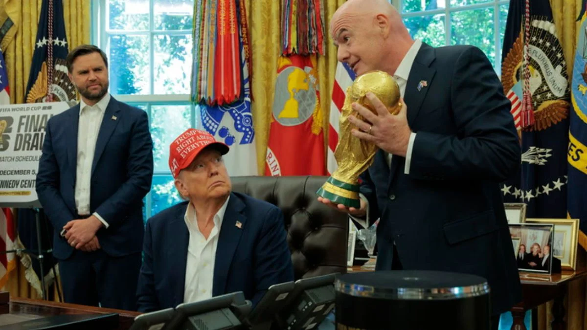 Donald Trump with fifa world cup trophy