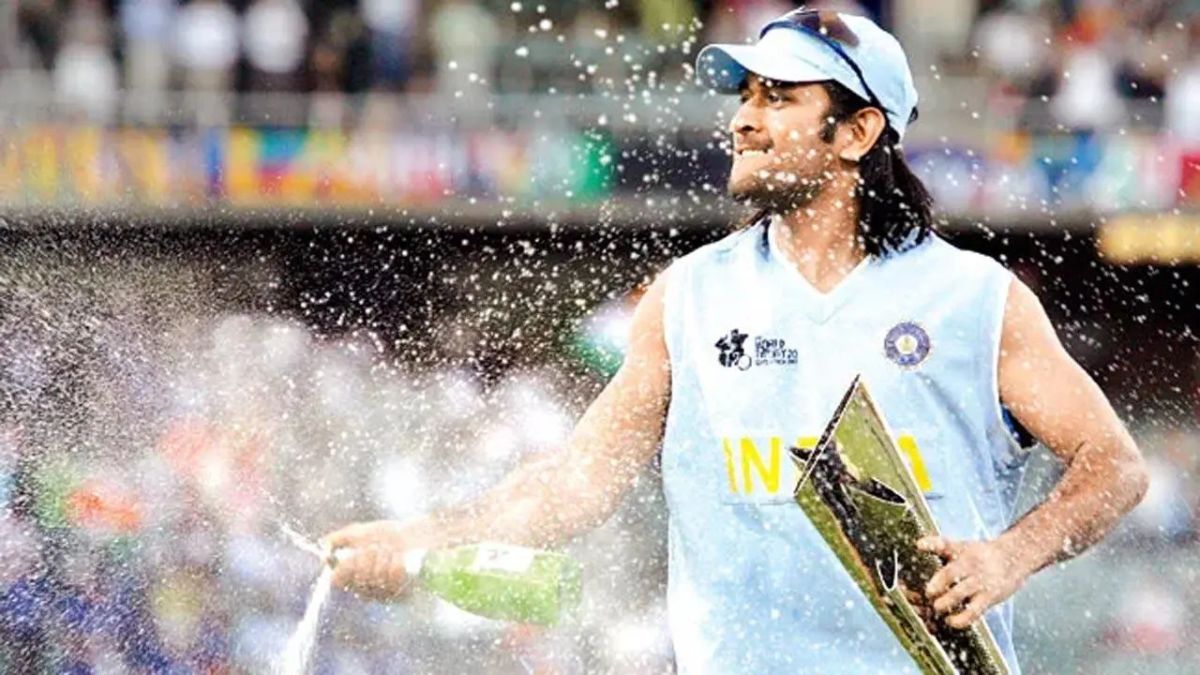 T20 World Cup trophy: किस धातु से बनी है T20 वर्ल्ड कप ट्रॉफी, जानिए इसकी कीमत, वजन और जयपुर से इसका कनेक्शन क्यों है खास MS Dhoni With T20 World Cup trophy