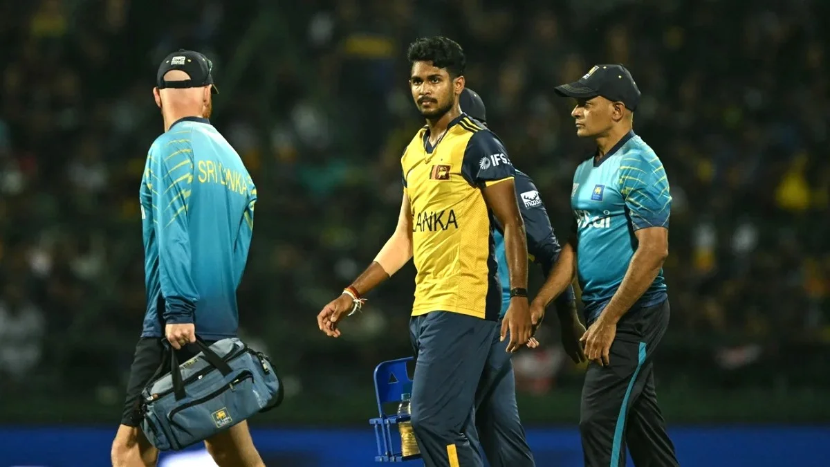मथीशा पथिराना T20 World Cup 2026 से बाहर, श्रीलंका को लगा बड़ा झटका Sri Lanka fast bowler Matheesha Pathirana walking off injured during a T20 World Cup match after suffering a calf strain.