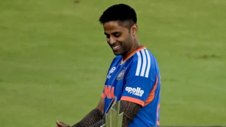 India team captain Suryakumar Yadav watching T20 World Cup 2026 trophy