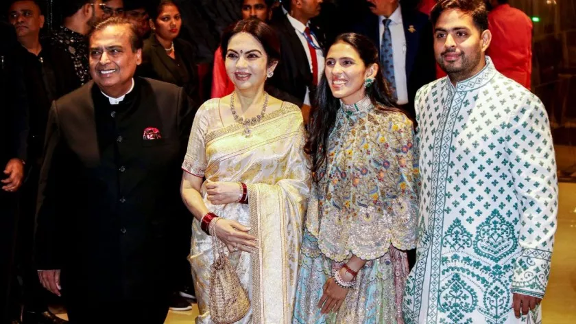 From MS Dhoni to Shah Rukh Khan, Arjun Tendulkar's wedding was attended by many prominent sportspersons, politicians and actors; see photos