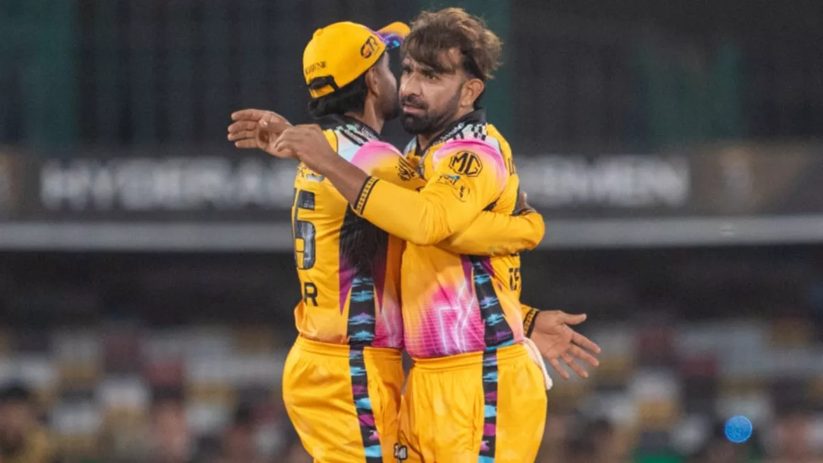 PSL में इफ्तिखार अहमद ने पावरप्ले झटके चार विकेट, रिकॉर्ड बुक में नाम हुआ दर्ज Iftikhar Ahmed Claims Four Wickets in PSL Powerplay Name Enters the Record Books