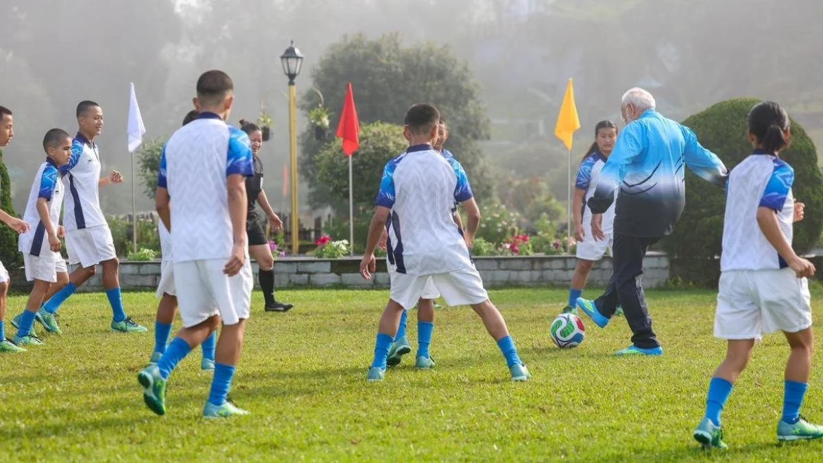 Football: गंगटोक में पीएम मोदी का अलग अंदाज़, युवाओं संग फुटबॉल खेलकर दिया फिटनेस और जुड़ाव का संदेश PM Modi Play Football In Gangtok