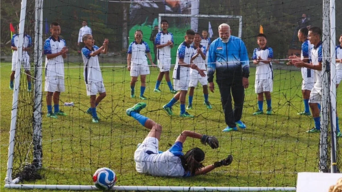 Football: गंगटोक में पीएम मोदी का अलग अंदाज़, युवाओं संग फुटबॉल खेलकर दिया फिटनेस और जुड़ाव का संदेश PM Modi Play Football In Gangtok