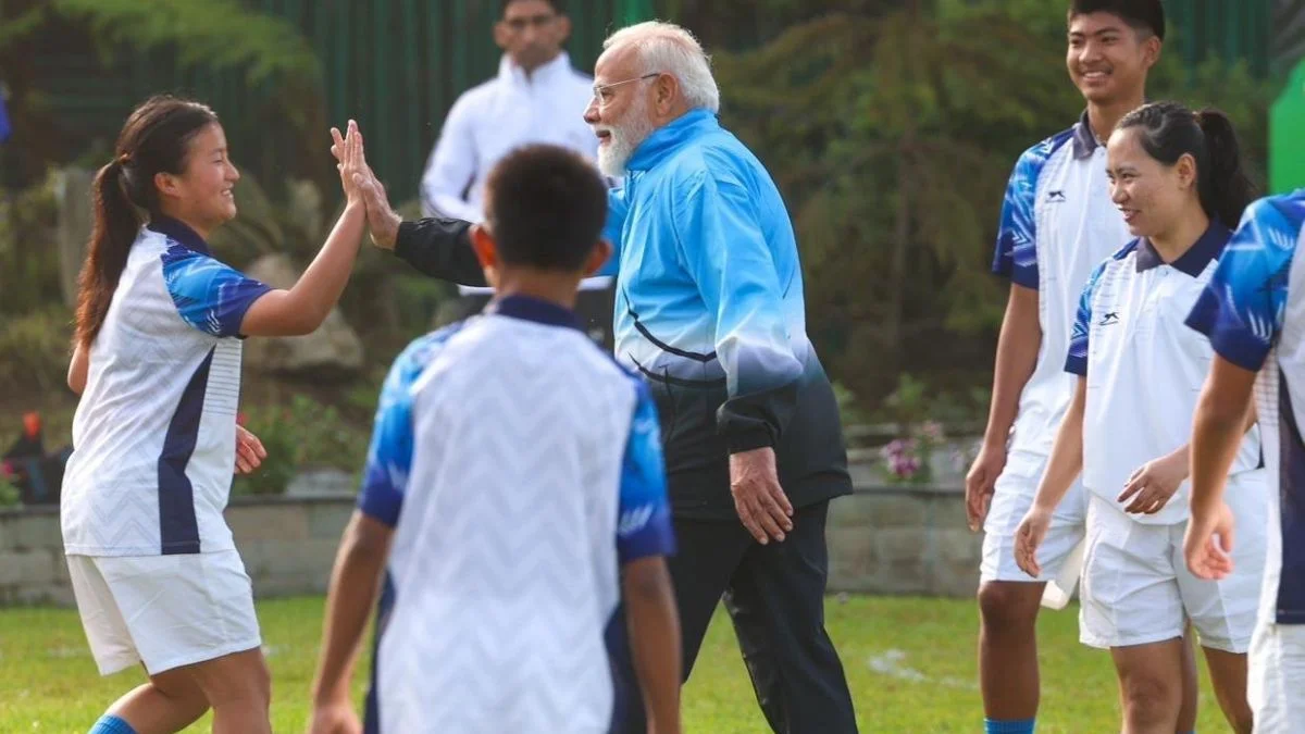 Football: गंगटोक में पीएम मोदी का अलग अंदाज़, युवाओं संग फुटबॉल खेलकर दिया फिटनेस और जुड़ाव का संदेश PM Modi Play Football In Gangtok