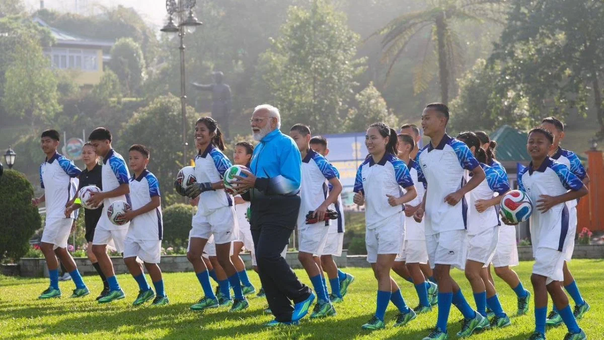 Football: गंगटोक में पीएम मोदी का अलग अंदाज़, युवाओं संग फुटबॉल खेलकर दिया फिटनेस और जुड़ाव का संदेश PM Modi Play Football In Gangtok