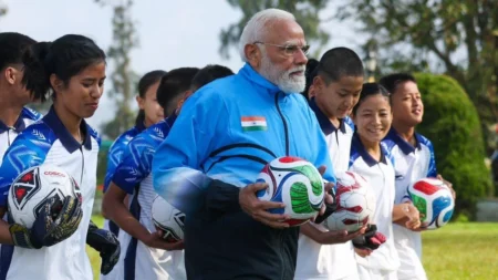 Football: गंगटोक में पीएम मोदी का अलग अंदाज़, युवाओं संग फुटबॉल खेलकर दिया फिटनेस और जुड़ाव का संदेश PM Modi Play Football In Gangtok