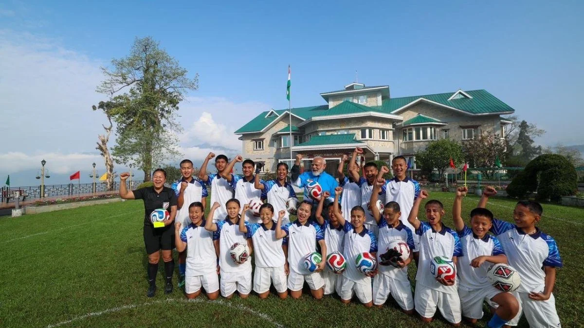 Football: गंगटोक में पीएम मोदी का अलग अंदाज़, युवाओं संग फुटबॉल खेलकर दिया फिटनेस और जुड़ाव का संदेश PM Modi Play Football In Gangtok