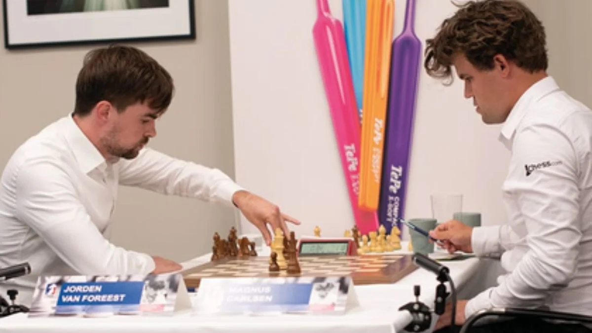 Chess: क्लासिकल शतरंज में हारे कार्लसन, गुकेश के बाद अब इस डच ग्रैंडमास्टर ने दी मात Jorden van Foreest Defeated Magnus Carlsen