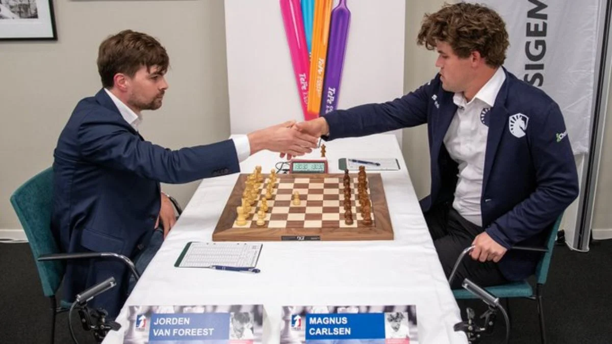Chess: क्लासिकल शतरंज में हारे कार्लसन, गुकेश के बाद अब इस डच ग्रैंडमास्टर ने दी मात Jorden van Foreest Defeated Magnus Carlsen