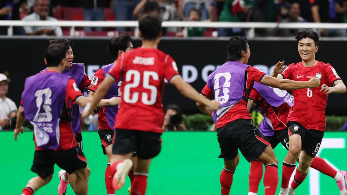 Hwang Inbeom scored one and created the other as Korea Republic came from a goal down to defeat Czechia and start their FIFA World Cup 2026 campaign with victory at Guadalajara Stadium.ह्वांग इनबेओम ने एक गोल किया और दूसरे गोल में सहायता की, जिससे कोरिया गणराज्य ने एक गोल से पिछड़ने के बाद चेकिया को हराकर ग्वाडालाजारा स्टेडियम में फीफा वर्ल्ड कप 2026 अभियान की विजयी शुरुआत की।