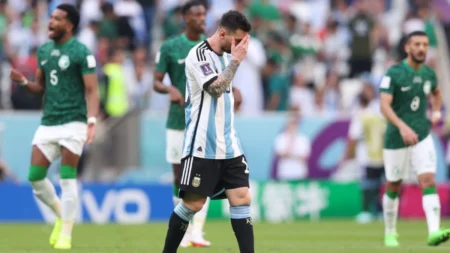 FIFA वर्ल्ड कप इतिहास के 10 सबसे बड़े अपसेट, जब छोटी टीमों ने दिग्गज टीमों को हराया Biggest upsets in FIFA World Cup history including Saudi Arabia vs Argentina and Japan vs Germany. फीफा वर्ल्ड कप इतिहास के सबसे बड़े अपसेट मुकाबले।